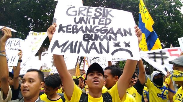 Ultras mania saat melakukan aksi di DPRD Gresik