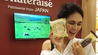 Menyambangi kafe pastry di salah satu mall di Jakarta, Luna memamerkan dua pastry Jepang di genggamannya. Senyum Luna bikin wajahnya tampak cantik. Foto: Instagram Luna Maya Menyambangi kafe pastry di salah satu mall di Jakarta, Luna memamerkan dua pastry Jepang di genggamannya. Senyum Luna bikin wajahnya tampak cantik. Foto: Instagram Luna Maya