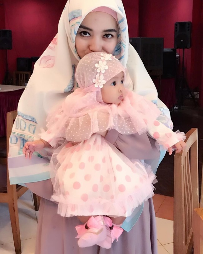 Nuri Maulida bersama Sabina memakai busana spesial berwarna senada di hari ulang tahun Sabil. Sabina tampak sangat gemas memakai busana berbahan lace dan motif polkadot. Foto: Instagram  