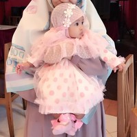 Nuri Maulida bersama Sabina memakai busana spesial berwarna senada di hari ulang tahun Sabil. Sabina tampak sangat gemas memakai busana berbahan lace dan motif polkadot. Foto: Instagram  