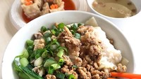 Yang satu ini racikan bakmi ayam Lily Kelapa Gading yang dipamerkan @bakmiklopedia. Dikenal enak dengan topping daging ayam cincang dan sawi berlimpah.Foto: Istimewa