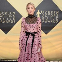 Kate Hudson memilih gaun bergaya Victorian dari koleksi pre-fall 2018 Valentino. Namun, aksen lace, ruffle, motif hati dan pita pada gaun kurang pas dengan karakter Kate yang edgy dan seksi. (Foto: Getty Images)