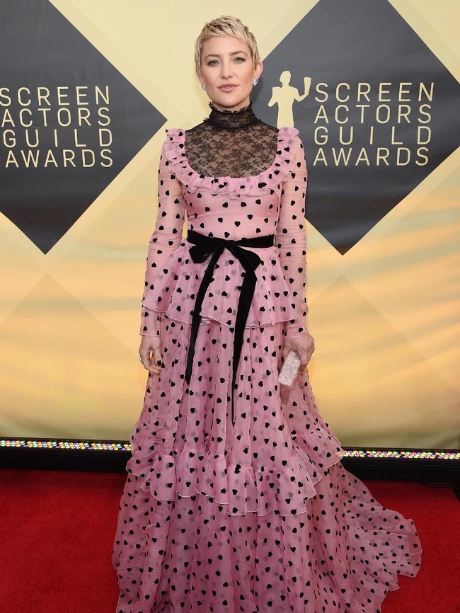 Kate Hudson memilih gaun bergaya Victorian dari koleksi pre-fall 2018 Valentino. Namun, aksen lace, ruffle, motif hati dan pita pada gaun kurang pas dengan karakter Kate yang edgy dan seksi. (Foto: Getty Images)