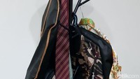 Di belakang meja kerja, didapati tiang gantungan. Terlihat baju, peci, dasi, kemeja batik dan setelan jas Sandiaga digantung begitu saja.