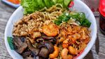Awali Hari Senin dengan Sarapan Mie Ayam Komplet yang Hangat Gurih Ini