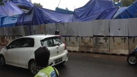 Foto: Girder box tersebut ditutup dengan terpal warna biru. Girder box yang roboh itu bagian nomor P28-P29. Fotografer: Ibnu Hariyanto/detikcom