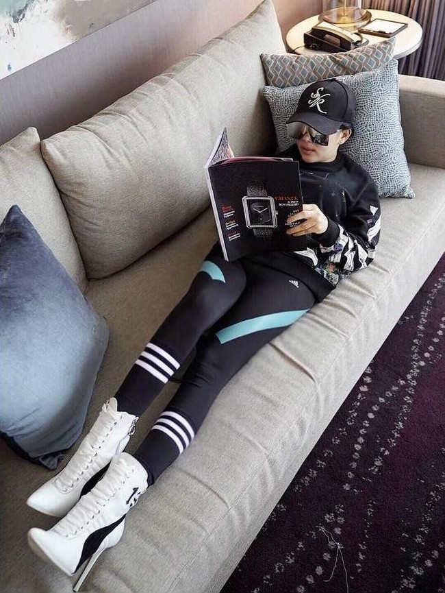 Selain coat, Syahrini juga pernah bergaya memakai sweatshirt dari Off-White yang harganya US$ 420. (Foto: Instagram)