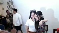 Kedua lagu yang dilantunkan pedangdut ini tengah hits. Via dengan lagu Sayang, sementara Nella dengan judul Jaran Goyang (Foto: Screenshot YouTube)
