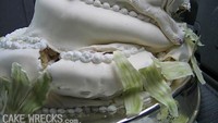 Tadinya ini adlaah wedding cake bertingkat tiga. Tp kok malah seperti kapal pecah ya. Aduh, tak patut disuguhkan pada tamu. Foto: Istimewa
