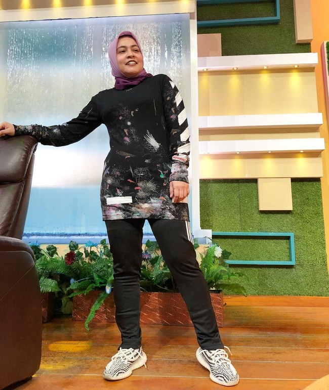 Astrid Kuya juga pernah memakai sweatshirt dari Off-White seperti yang dipakai Syahrini. (Foto: Instagram)