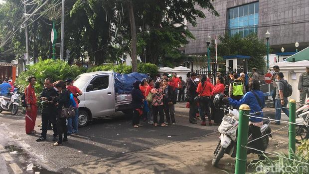 Massa sopir angkot trayek Tanah Abang yang demo di DPRD DKI membubarkan diri