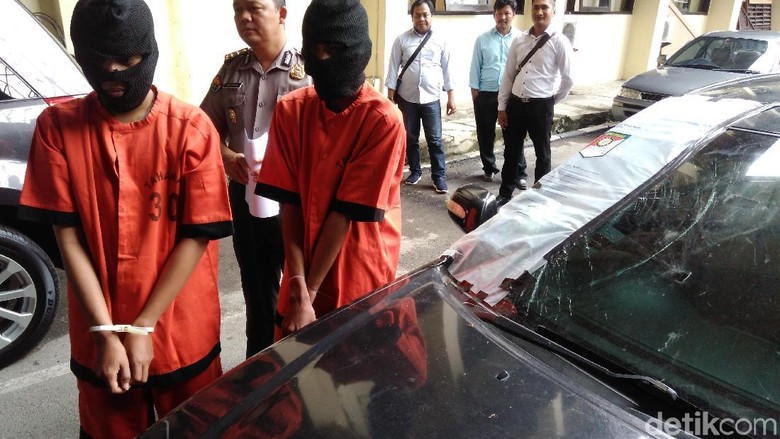 2 Pelajar di Yogya Lempar Batu ke Mobil hingga Tewaskan Pengemudinya 2 Pelajar di Yogya Lempar Batu ke Mobil hingga Tewaskan Pengemudinya