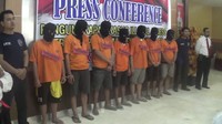 7 Pengemudi Grab ditangkap karena membobol sistem aplikasi Grab. Yaitu seolah-olah di aplikasi ada penumpang yang diantar, padahal pengemudinya sedang di rumah. Mereka menyebut mengantar tuyul.