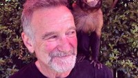 Robin William tampak mengunggah fotonya dengan Crystal, monyet peliharaannya di hari ulang tahunnya dan 20 hari sebelum wafat akibat demensia yang mengakibatkan bunuh diri di usia ke-63. (Dok. Instagram/therobinwilliams)