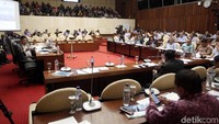 Merespons pernyataan Susi, Wakil Ketua Komisi IV DPR, Michael Wattimena mengatakan, salah satu kesimpulan rapat adalah penolakan terhadap impor garam sebanyak 3,7 juta ton.