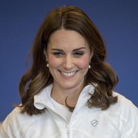 Pada kesempatan itu, Kate juga bertemu murid yang juga anggota The Wimbledon Junior Tennis Initiative. (Foto: WPA Pool/Getty Images)