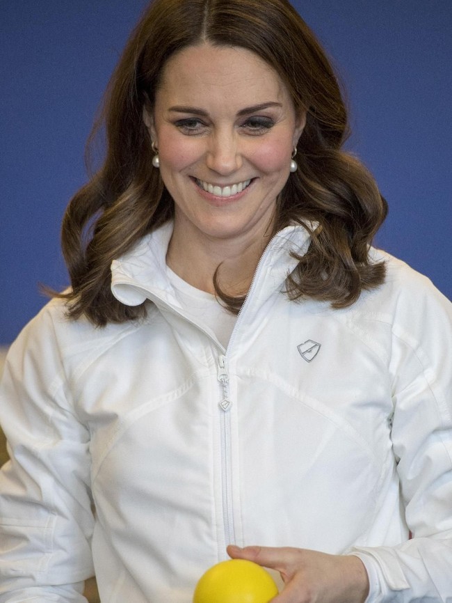 Pada kesempatan itu, Kate juga bertemu murid yang juga anggota The Wimbledon Junior Tennis Initiative. (Foto: WPA Pool/Getty Images)