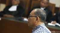 Yunus Nafik mendengar vonis hakim Pengadilan Tindak Pidana Korupsi, Jakarta, Senin (22/1/2018).