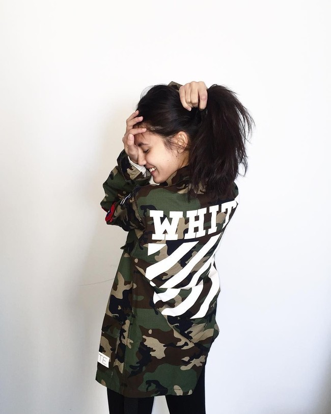 Pevita Pearce memamerkan foto di Instagram saat dirinya bergaya memakai jaket parka dari Off-White. (Foto: Instagram)