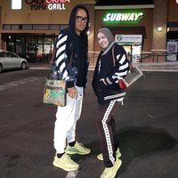 Artis Indonesia berikutnya yang menjadi penggemar merek Off-White adalah Uya Kuya dan istrinya, Astrid. Keduanya kompak memakai jaket dari brand Off-White seharga 455 Euro saat liburan ke Amerika Serikat. (Foto: Instagram)