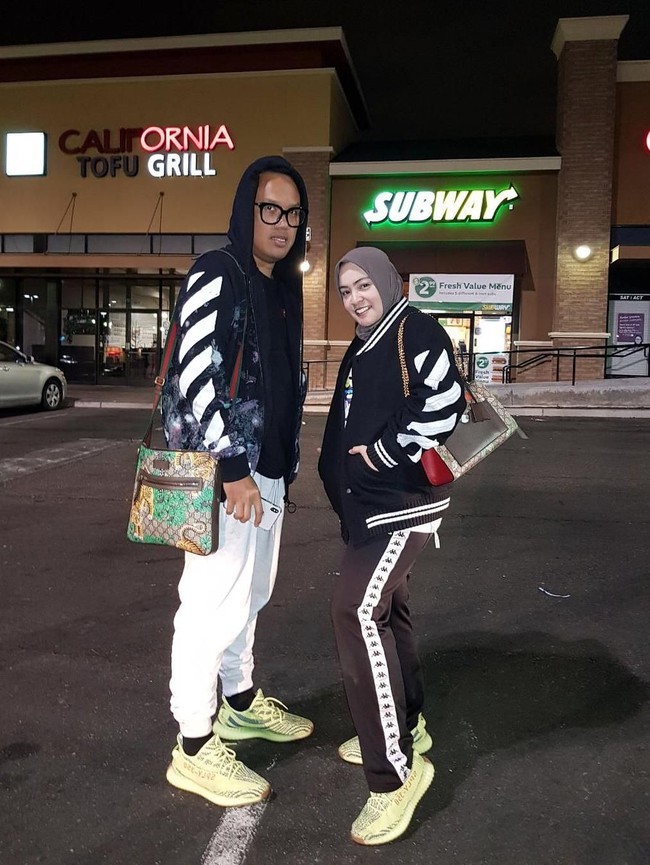 Artis Indonesia berikutnya yang menjadi penggemar merek Off-White adalah Uya Kuya dan istrinya, Astrid. Keduanya kompak memakai jaket dari brand Off-White seharga 455 Euro saat liburan ke Amerika Serikat. (Foto: Instagram)