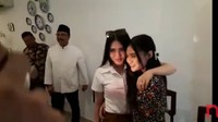 Keduanya menunjukkan kemesraannya di depan kamera wartawan. (Foto: Screenshot YouTube)