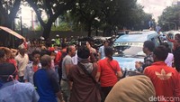 Pantauan detikcom di lokasi, para sopir menutup jalan menggunakan mobil mereka. Para sopir juga membuat pagar manusia sembari memegang spanduk.