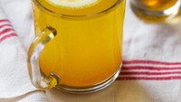 Kunyit yang berkhasiat antibakteri bisa membuat wedang jahe makin berkhasiat. Tambahkan air parutan kunyit dalam wedang jahe dan nikmati selagi hangat.Foto: Istimewa