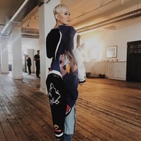 Menjalani pemotretan di New York, Agnez Mo berpose memakai ankle boots dari Off-White. Boots berwarna hijau itu harganya mencapai 912 euro atau sekitar Rp 14,8 juta. (Foto: Instagram)