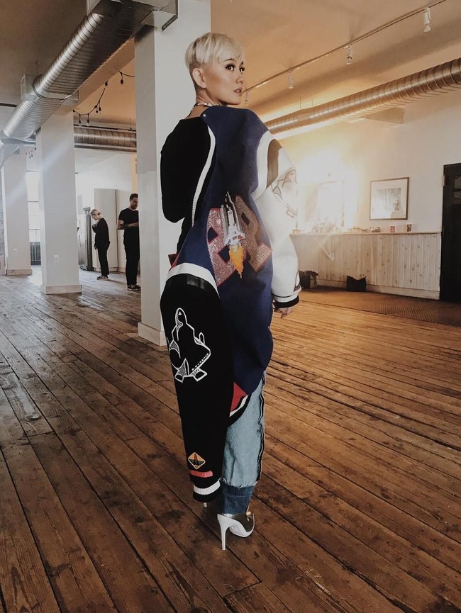 Menjalani pemotretan di New York, Agnez Mo berpose memakai ankle boots dari Off-White. Boots berwarna hijau itu harganya mencapai 912 euro atau sekitar Rp 14,8 juta. (Foto: Instagram)