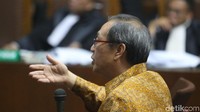 Selain itu, Made Oka juga menjawab lupa saat ditanya jaksa adanya penerimaan USD 1,4 juta dari money changer PT Mekarindo. Jaksa mengkonfirmasi keterangan Neni yang mempunyai usaha penukaran uang itu.