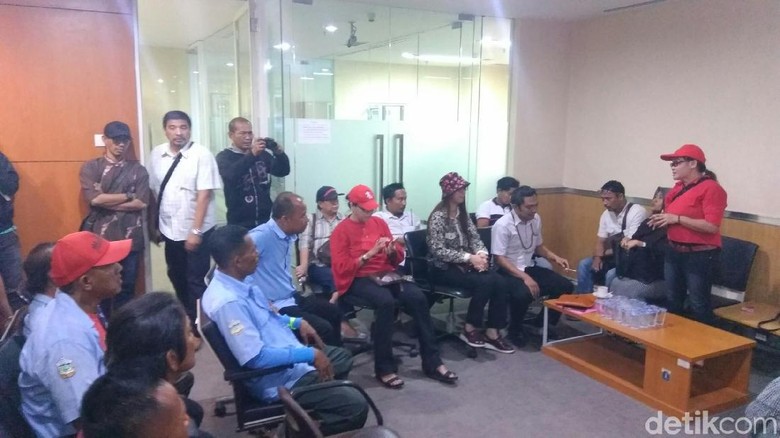Usai Demo di Balai Kota, Sopir Angkot Tanah Abang Mengadu ke DPRD Usai Demo di Balai Kota, Sopir Angkot Tanah Abang Mengadu ke DPRD