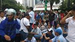 Sopir Angkot Geruduk Balai Kota DKI, Protes Penutupan Jalan