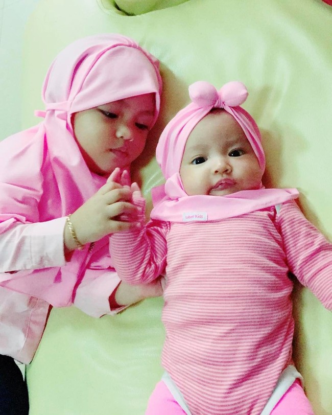 Sabil dan Sabina kompak memakai jilbab dan busana berwarna merah muda. Hijab untuk si kecil Sabina diberi aksesori pita sehingga lebih imut. Foto: Instagram