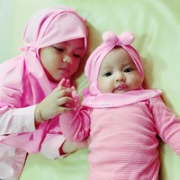Sabil dan Sabina kompak memakai jilbab dan busana berwarna merah muda. Hijab untuk si kecil Sabina diberi aksesori pita sehingga lebih imut. Foto: Instagram