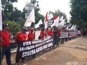 Puluhan Eks Karyawan Kertas Leces Demo di Kementerian BUMN