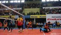 Para pemain Jakarta PGN Popsivo Polwan jatuh bangun mengejar bola saat melawan putri Jakarta BNI Taplus di hari ketiga, Minggu (21/1/2018). Kerja keras itu tak sia-sia karena mereka akhirnya menang 3-1 atas Jakarta BNI Taplus.