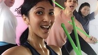Selain latihan yoga, belakangan Cut Keke juga rajin menjajal latihan baru, yaitu Pound Fit. Foto: Instagram @cutkeke_xavier 