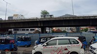 Aksi pria tersebut sempat diketahui warga. Warga lalu meneriaki pria tersebut untuk tak loncat dari flyover. (Eva Safitri/detikcom)