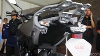 BMW G 310 GS yang dipasarkan di Indonesia ini masih didatangkan secara Completly Build-up (CBU) dari India. Sekali ngirim 20-50 unit dari India ke sini (Indonesia), ucap Joe. Foto: Khairul Imam Ghozali
