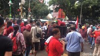 Penutupan jalan hanya berlangsung 10 menit. Pada saat sopir angkot memblokir, suasana riuh karena pengguna jalan membunyikan klakson.