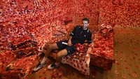 Marin Cilic, petenis Kroasia, di pameran Triennial di The National Gallery Victoria pada hari ke delapan Australia Terbuka. Dia berpose bersama karya sneiman Jepang, Yayoi Kusama.(Vince Caligiuri/Getty Images)