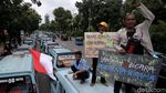 Ratusan Sopir Angkot Demo di Balai Kota
