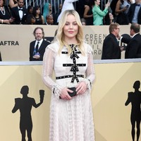 Gaun bergaya vintage pilihan Abbie Cornish, bintang film Three Billboards Outside Ebbing, Missouri, gagal menyempurnakan penampilannya. (Foto: Getty Images)