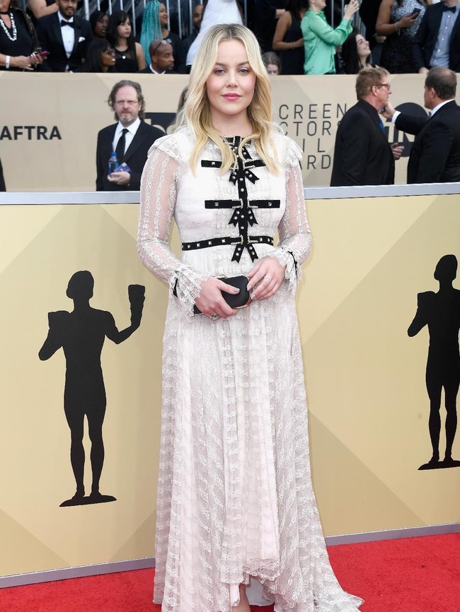 Gaun bergaya vintage pilihan Abbie Cornish, bintang film Three Billboards Outside Ebbing, Missouri, gagal menyempurnakan penampilannya. (Foto: Getty Images)