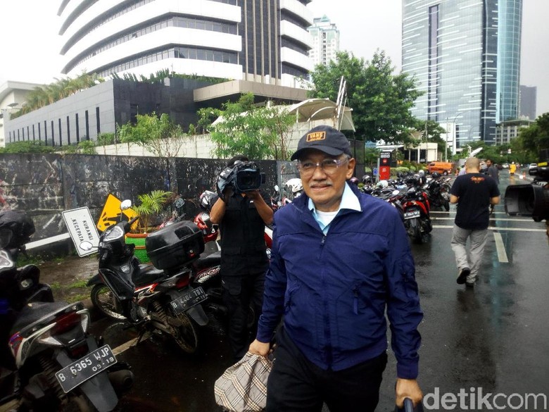 Usai Diperiksa KPK, Dirut RS Medika Hanya Lempar Senyum Usai Diperiksa KPK, Dirut RS Medika Hanya Lempar Senyum