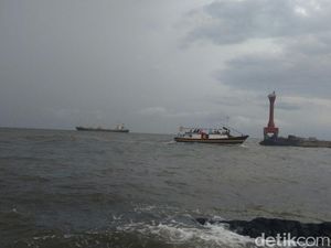 Diterjang Gelombang, Penumpang Kapal Tujuan Pulau Gili Jatuh ke Laut