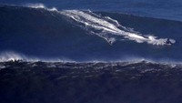 Peselancar pertama yang berhasil menaklukkan ombak Nazare adalah Garrett McNamara dari Hawaii. Dia memecahkan rekor ini di tahun 2011. Sejak itu, ada banyak peselancar yang ingin mencoba, beberapa berhasil, sisanya gagal. (Rafael Marchante/Reuters)