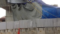 Foto: Girder box proyek LRT roboh itu lokasinya tepat di depan sebuah supermarket di Jalan Kayu Putih Raya, Pulogadung, Jakarta Timur. Fotografer: Ibnu Hariyanto/detikcom