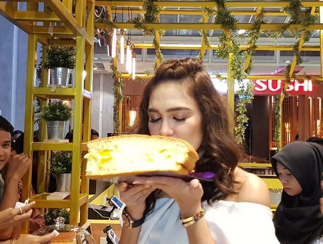 Pose Cantik Luna Maya Bersama Makanan hingga Tampilan Kue yang Gagal Total